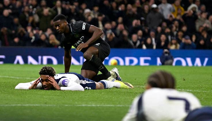 Tottenham Hotspur V Manchester City. Premier league. Wilson Odobert (Spurs) lies on the floor looking dejected as Xavi Simons (Spurs) watches during the Tottenham Hotspur V Manchester City Premier league match at the Tottenham Hotspur Stadium, London. Tottenham Tottenham Hotspur Stadium UK Copyright: xMartinxDaltonx Spurs_ManCity_010226_MD_066