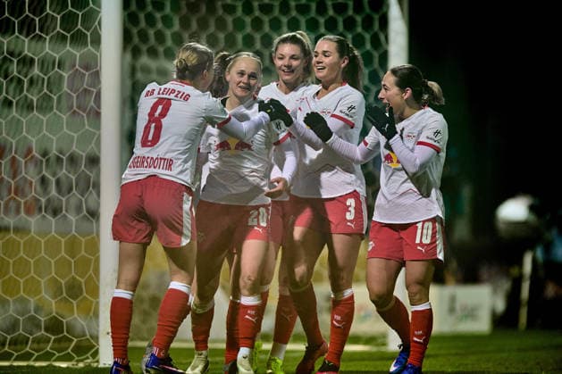 01.02.2026, GER, Frauenfußball, BL, 2025 2026, RB Leipzig - Eintracht Frankfurt Jubel, Mannschaft, RB leipzig, nach Last-Minute-Ausgleich Leipzig Trainingszentrum der Roten Bulle Sachsen Deutschland