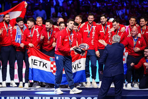 Kroatien bei Siegerehrung DEN, Daenemark vs. Deutschland, Handball, EHF Europameisterschaft 2026, Finale, 01.02.2026 DEN, Daenemark vs. Deutschland, Handball, EHF Europameisterschaft 2026, Finale, 01.02.2026 Herning *** Croatia at award ceremony DEN, Denmark vs Germany, Handball, EHF European Championship 2026, Final, 01 02 2026 DEN, Denmark vs Germany, Handball, EHF European Championship 2026, Final, 01 02 2026 Herning Copyright: xEibner-Pressefoto MarcelxvonxFehrnx EP_MFN