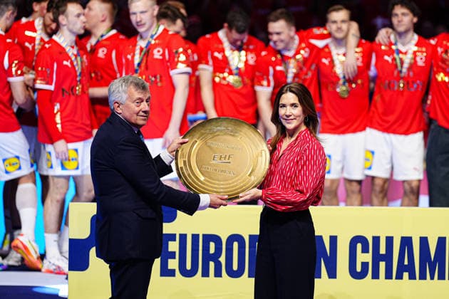 Koenigin Mary von Daenemark mit EHF Pokal DEN, Daenemark vs. Deutschland, Handball, EHF Europameisterschaft 2026, Finale, 01.02.2026 DEN, Daenemark vs. Deutschland, Handball, EHF Europameisterschaft 2026, Finale, 01.02.2026 Herning Copyright: xEibner-Pressefoto MarcelxvonxFehrnx EP_MFN