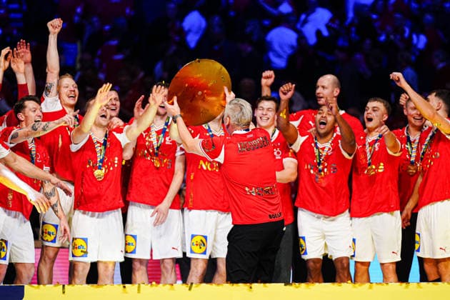 Nikolaj Jacobsen (Daenemark, Trainer) mit EHF Pokal DEN, Daenemark vs. Deutschland, Handball, EHF Europameisterschaft 2026, Finale, 01.02.2026 DEN, Daenemark vs. Deutschland, Handball, EHF Europameisterschaft 2026, Finale, 01.02.2026 Herning Copyright: xEibner-Pressefoto MarcelxvonxFehrnx EP_MFN