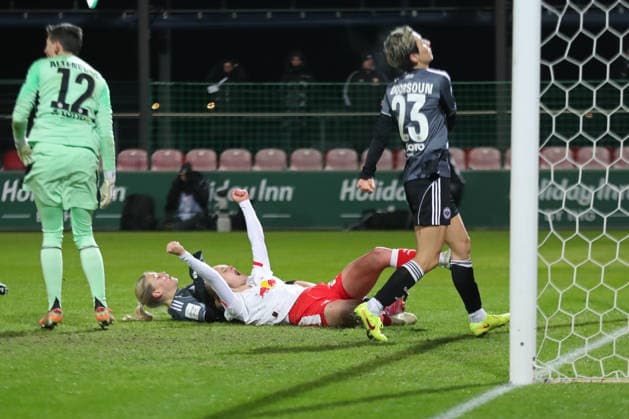 Google Pixel Frauen-Bundesliga, RB Leipzig - Eintracht Frankfurt; 01.02.2026 Victoria Krug (20, RB Leipzig) bejubelt auf dem Rasen liegend ihr Tor zum 2:2-Ausgleich. Fußball, Google Pixel Frauen-Bundesliga, Saison 2025 2026, 16. Spieltag: RB Leipzig vs. SG Eintracht Frankfurt am 01.02.2026, Trainingszentrum Cottaweg, Leipzig. DFB REGULATIONS PROHIBIT ANY USE OF PHOTOGRAPHS AS IMAGE SEQUENCES AND OR QUASI-VIDEO. Copyright: xBEAUTIFULxSPORTS JanxKaeferx