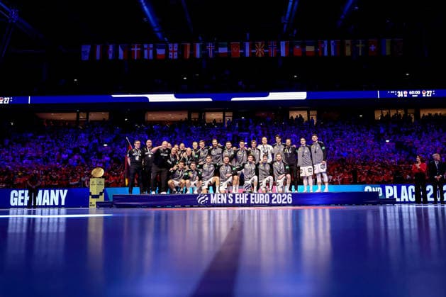 01.02.2026, Handball, Men s EHF EURO 2026, Deutschland - Dänemark, Jyske Bank Boxen in Herning, Final: Dänemark ist Europameister. Die deutsche Mannschaft bei der Siegerehrung mit der Silbermedaille Gruppenbild Mannschaftsbild Dänemark