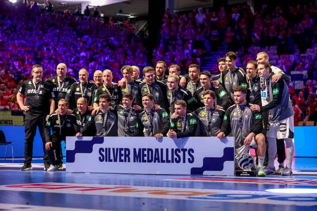 01.02.2026, Handball, Men s EHF EURO 2026, Deutschland - Dänemark, Jyske Bank Boxen in Herning, Final: Dänemark ist Europameister. Die deutsche Mannschaft bei der Siegerehrung mit der Silbermedaille Gruppenbild Mannschaftsbild Dänemark