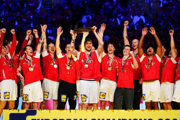 Magnus Landin (Daenemark, 04) mit EHF Pokal DEN, Daenemark vs. Deutschland, Handball, EHF Europameisterschaft 2026, Finale, 01.02.2026 DEN, Daenemark vs. Deutschland, Handball, EHF Europameisterschaft 2026, Finale, 01.02.2026 Herning Copyright: xEibner-Pressefoto MarcelxvonxFehrnx EP_MFN