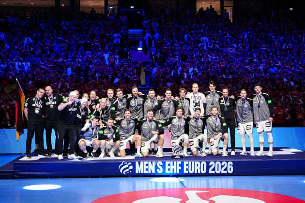 Deutschland bei Siegerehrung DEN, Daenemark vs. Deutschland, Handball, EHF Europameisterschaft 2026, Finale, 01.02.2026 DEN, Daenemark vs. Deutschland, Handball, EHF Europameisterschaft 2026, Finale, 01.02.2026 Herning Copyright: xEibner-Pressefoto MarcelxvonxFehrnx EP_MFN