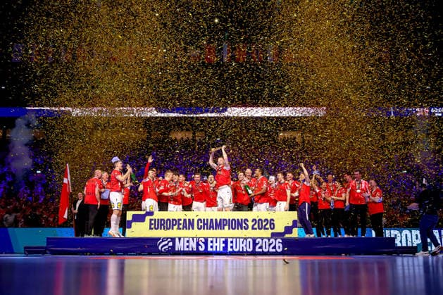 01.02.2026, Handball, Men s EHF EURO 2026, Deutschland - Dänemark, Jyske Bank Boxen in Herning, Final: Dänemark ist Europameister. Die Mannschaft feiert den Sieg jubelnd auf dem Spielfeld. Gruppenbild Mannschaftsfoto Goldmedaille Magnus Saugstrup Jensen (Denmark 15) hebt die Trophäe in die Luft Dänemark