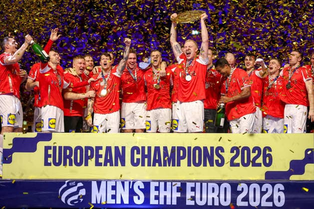 01.02.2026, Handball, Men s EHF EURO 2026, Deutschland - Dänemark, Jyske Bank Boxen in Herning, Final: Dänemark ist Europameister. Die Mannschaft feiert den Sieg jubelnd auf dem Spielfeld. Gruppenbild Mannschaftsfoto Goldmedaille Magnus Saugstrup Jensen (Denmark 15) hebt die Trophäe in die Luft Dänemark *** 01 02 2026, Handball, Men s EHF EURO 2026, Germany Denmark, Jyske Bank Boxen in Herning, Final Denmark is European Champion The team celebrates the victory cheering on the pitch Group photo Team photo Gold medal Magnus Saugstrup Jensen Denmark 15 raises the trophy in the air Denmark