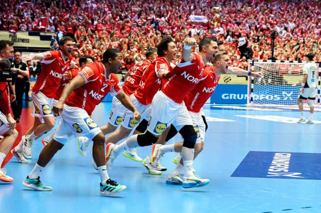 Herning: Handball EM 2026 - Finale - Daenemark - Deutschland die Mannschaft von Dänemark, Schlussjubel Schlußjubel Emotion Freude Herning Jyske Bank Boxen Daenemark