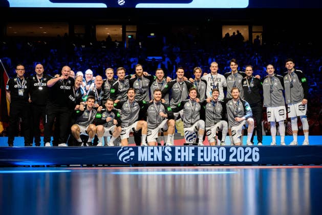 Herning: Handball EM 2026 - Finale - Daenemark - Deutschland die Mannschaft von Deutschland, Gewinner Silbermedaille Herning Jyske Bank Boxen Daenemark