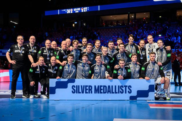 Herning: Handball EM 2026 - Finale - Daenemark - Deutschland die Mannschaft von Deutschland, Gewinner Silbermedaille Herning Jyske Bank Boxen Daenemark