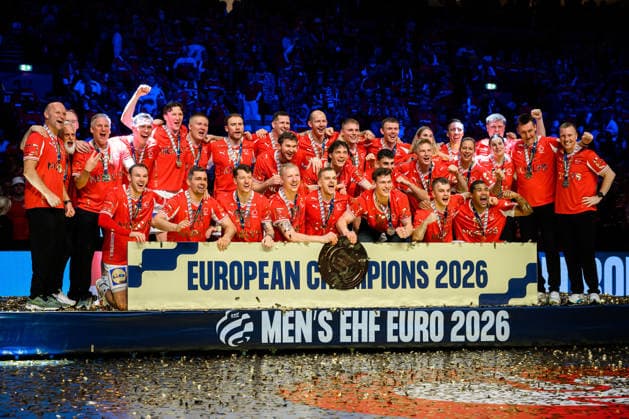 Herning: Handball EM 2026 - Finale - Daenemark - Deutschland die Mannschaft von Dänemark, Europameister, Schlussjubel Schlußjubel Emotion Freude Herning Jyske Bank Boxen Daenemark