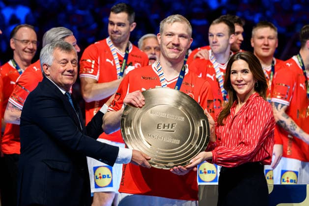 Herning: Handball EM 2026 - Finale - Daenemark - Deutschland v.li. EHF-Präsident Michael Wiederer, Daenemarks Magnus Saugstrup Jensen, Königin Mary Elizabeth von Dänemark Herning Jyske Bank Boxen Daenemark