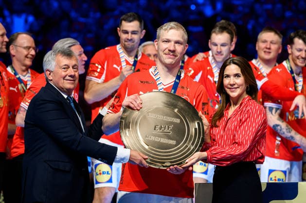 Herning: Handball EM 2026 - Finale - Daenemark - Deutschland v.li. EHF-Präsident Michael Wiederer, Daenemarks Magnus Saugstrup Jensen, Königin Mary Elizabeth von Dänemark Herning Jyske Bank Boxen Daenemark