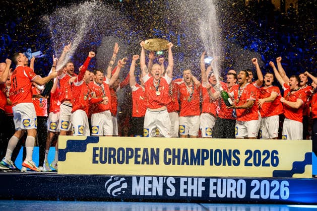 Herning: Handball EM 2026 - Finale - Daenemark - Deutschland Daenemarks Magnus Saugstrup Jensen reckt den Pokal in die Höhe, Schlussjubel Schlußjubel Emotion Freude Siegerfoto, die Mannschaft von Dänemark Herning Jyske Bank Boxen Daenemark *** Herning Handball EM 2026 Final Denmark Germany Denmarks Magnus Saugstrup Jensen raises the trophy, final cheer final cheer emotion joy winner photo, the team of Denmark Herning Jyske Bank Boxen Denmark