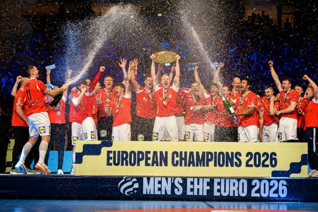 Herning: Handball EM 2026 - Finale - Daenemark - Deutschland Daenemarks Magnus Saugstrup Jensen reckt den Pokal in die Höhe, Schlussjubel Schlußjubel Emotion Freude Siegerfoto, die Mannschaft von Dänemark Herning Jyske Bank Boxen Daenemark *** Herning Handball EM 2026 Final Denmark Germany Denmarks Magnus Saugstrup Jensen raises the trophy, final cheer final cheer emotion joy winner photo, the team of Denmark Herning Jyske Bank Boxen Denmark