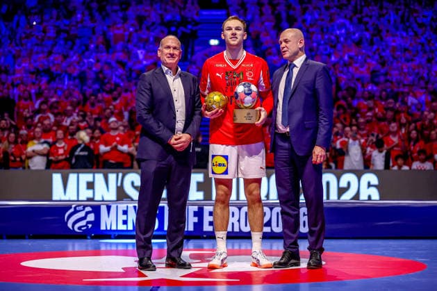 01.02.2026, Handball, Men s EHF EURO 2026, Deutschland - Dänemark, Jyske Bank Boxen in Herning: Mathias Gidsel (Denmark 19) Ehrung Auszeichnung All Stars Team der Euro2026 Most Valuable Player MVP Dänemark