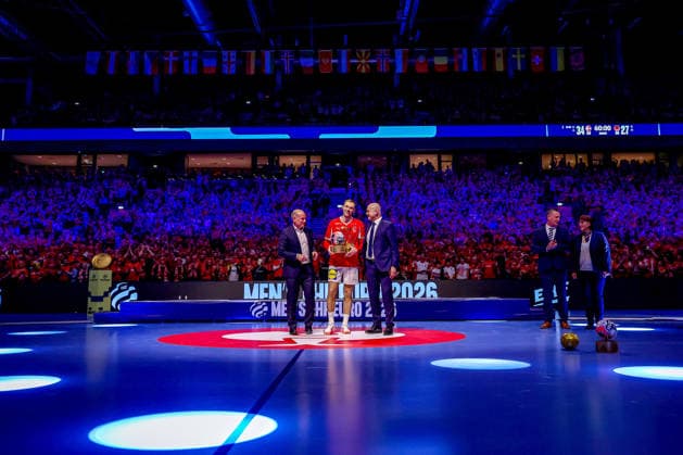 01.02.2026, Handball, Men s EHF EURO 2026, Deutschland - Dänemark, Jyske Bank Boxen in Herning: Mathias Gidsel (Denmark 19) Ehrung Auszeichnung All Stars Team der Euro2026 Most Valuable Player MVP Dänemark