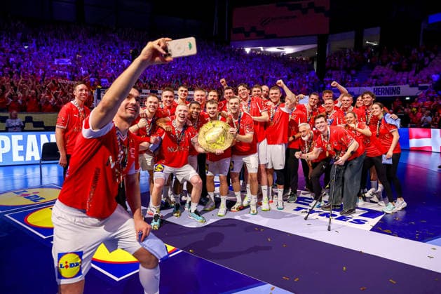 01.02.2026, Handball, Men s EHF EURO 2026, Deutschland - Dänemark, Jyske Bank Boxen in Herning, Final: Dänemark ist Europameister. Die Mannschaft feiert den Sieg jubelnd auf dem Spielfeld. Die Mannschaft macht ein Selfi Foto Handyfoto Teamfoto Mannschaftsfoto Jubelbild Dänemark