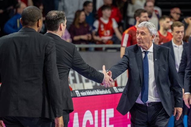 Chefcoach Svetislav Persic (FC Bayern Basketball) verabschiedet sich von Head-Coach Ty Harrelson (Rathiopharm Ulm), FC Bayern Basketball vs. Ratiopharm Ulm, BBL, 18. Spieltag, 01.02.2026 Muenchen Bayern Deutschland
