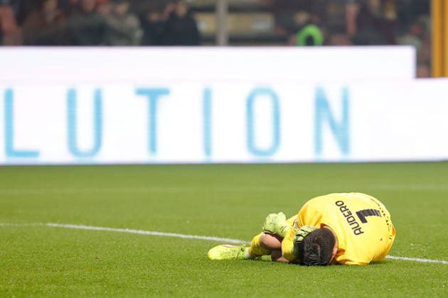 Emil Audero of US Cremonese on the ground after being stunned by a firecracker during the match of 6th day of the Serie A Championship between US Cremonese vs FC Inter at the Giovanni Zini Stadium on 1 February 2026 in Cremona, CR.  Copyright: xEmanuelexPennacchio IPAxSportx xipa-agency.netx xx IPA_70858271 IPA_Agency_IPA70858271