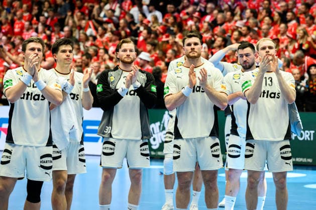 Herning: Handball EM 2026 - Finale - Daenemark - Deutschland Franz Semper (Deutschland), Renars Uscins (Deutschland), Tom Kiesler (Deutschland), Johannes Golla (Deutschland), Matthes Langhoff (Deutschland) unzufrieden enttäuscht enttaeuscht niedergeschlagen frustriert, Herning Jyske Bank Boxen Daenemark