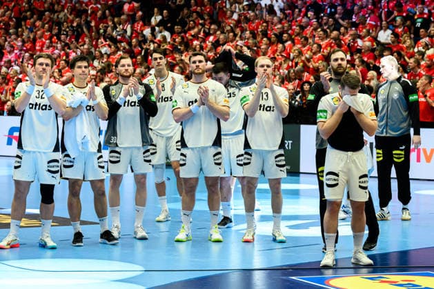 Herning: Handball EM 2026 - Finale - Daenemark - Deutschland die Mannschaft von Deutschland, unzufrieden enttäuscht enttaeuscht niedergeschlagen frustriert, Herning Jyske Bank Boxen Daenemark