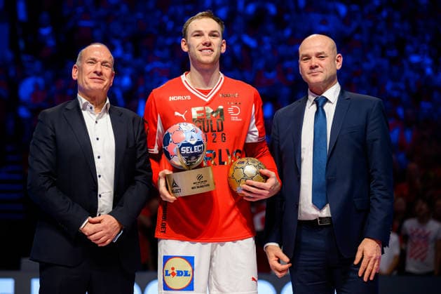Herning: Handball EM 2026 - Finale - Daenemark - Deutschland Daenemarks Mathias Gidsel MVP, EGF Geschäftsführer Martin Hausleitner Herning Jyske Bank Boxen Daenemark