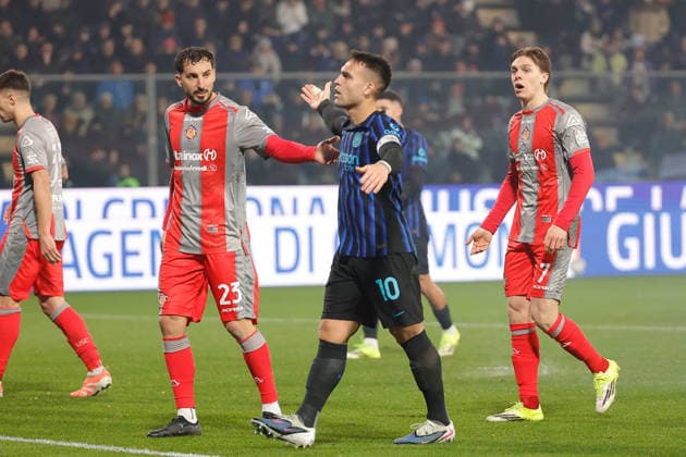 Lautaro Martinez of FC Inter attempts to stop the throwing of firecrackers by Inter fans during the match of 6th day of the Serie A Championship between US Cremonese vs FC Inter at the Giovanni Zini Stadium on 1 February 2026 in Cremona, CR.  Copyright: xEmanuelexPennacchio IPAxSportx xipa-agency.netx xx IPA_70858277 IPA_Agency_IPA70858277