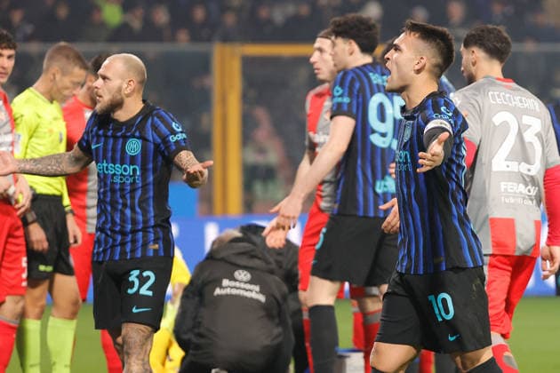 Lautaro Martinez of FC Inter attempts to stop the throwing of firecrackers by Inter fans during the match of 6th day of the Serie A Championship between US Cremonese vs FC Inter at the Giovanni Zini Stadium on 1 February 2026 in Cremona, CR.  Copyright: xEmanuelexPennacchio IPAxSportx xipa-agency.netx xx IPA_70858284 IPA_Agency_IPA70858284