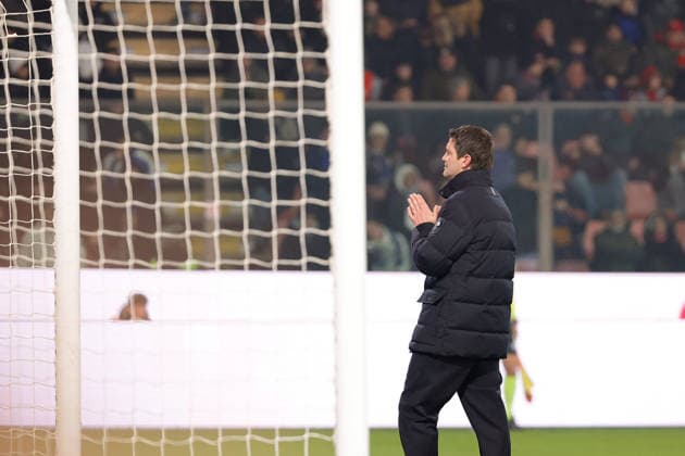 Cristian Chivu head coach of FC Inter attempts to stop the throwing of firecrackers by Inter fans during the match of 6th day of the Serie A Championship between US Cremonese vs FC Inter at the Giovanni Zini Stadium on 1 February 2026 in Cremona, CR.  Copyright: xEmanuelexPennacchio IPAxSportx xipa-agency.netx xx IPA_70858290 IPA_Agency_IPA70858290