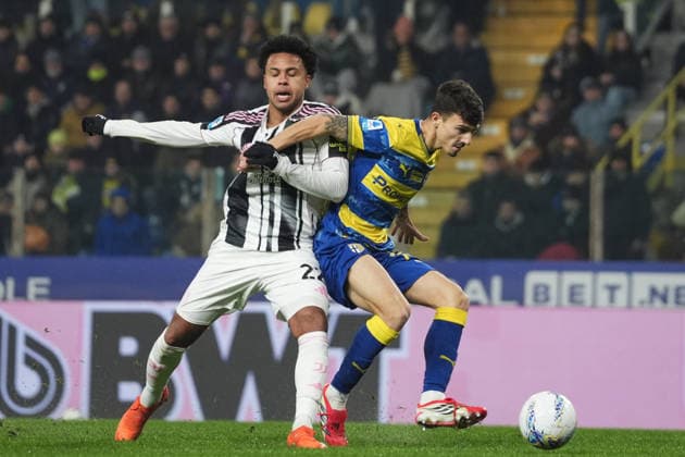 JuventusÕ Weston McKennie fights for the ball with ParmaÕs Enrico Del Prato during the Serie A soccer match between Parma and Juventus at Ennio Tardini Stadium in Parma, North Italy, Sunday, February 1, 2026. Soccer  Copyright: xMassimoxPaolone LaPressex
