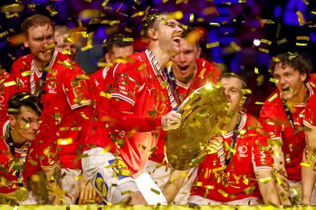 01.02.2026, Handball, Men s EHF EURO 2026, Deutschland - Dänemark, Jyske Bank Boxen in Herning, Final: Dänemark ist Europameister. Die Mannschaft feiert den Sieg jubelnd auf dem Spielfeld. Mathias Gidsel (Denmark 19) jubelnd mit der Trophy Meisterschale in der Hand bei der Siegerehrung Dänemark