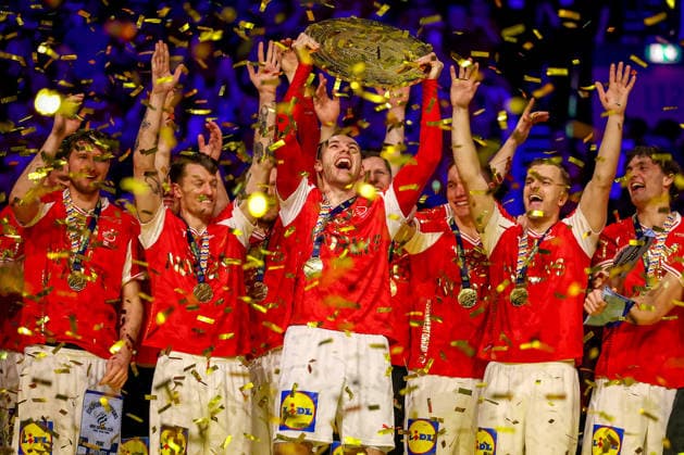 01.02.2026, Handball, Men s EHF EURO 2026, Deutschland - Dänemark, Jyske Bank Boxen in Herning, Final: Dänemark ist Europameister. Die Mannschaft feiert den Sieg jubelnd auf dem Spielfeld. Mathias Gidsel (Denmark 19) jubelnd mit der Trophy Meisterschale in der Hand bei der Siegerehrung Dänemark