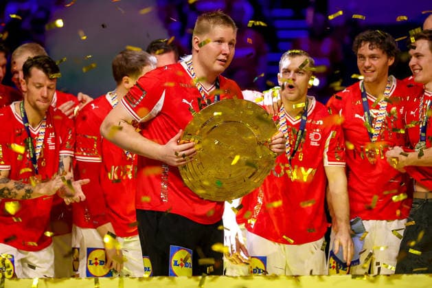01.02.2026, Handball, Men s EHF EURO 2026, Deutschland - Dänemark, Jyske Bank Boxen in Herning, Final: Dänemark ist Europameister. Die Mannschaft feiert den Sieg jubelnd auf dem Spielfeld. Emil Nielsen (Denmark 12) jubelnd mit der Trophy Meisterschale in der Hand bei der Siegerehrung Dänemark