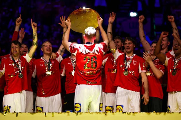 01.02.2026, Handball, Men s EHF EURO 2026, Deutschland - Dänemark, Jyske Bank Boxen in Herning, Final: Dänemark ist Europameister. Die Mannschaft feiert den Sieg jubelnd auf dem Spielfeld. Johan a Plogv Hansen (Denmark 26) jubelnd mit der Trophy Meisterschale in der Hand bei der Siegerehrung Dänemark