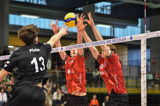 im Angriff: Kajus Kleiner (VC Juniors Frankfurt, 13)im Block: Dominik Marjanovic (TV Rottenburg, 01), Luca Wahrlich (TV Rottenburg, 13) TV Rottenburg vs. VC Juniors Frankfurt, Volleyball, 2. Bundesliga Sued, 17. Spieltag, Spiel 5676, Saison 2025 2026, 01.02.2026, TV Rottenburg vs. VC Juniors Frankfurt, Volleyball, 2. Bundesliga Sued, 17. Spieltag, Spiel 5676, Saison 2025 2026, 01.02.2026 Rottenburg Copyright: xEibner-Pressefoto RalphxKunzex EP_RKE