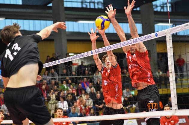 im Angriff: Kajus Kleiner (VC Juniors Frankfurt, 13), im Block: Dominik Marjanovic (TV Rottenburg, 01), Moritz Rauber (TV Rottenburg, 02) TV Rottenburg vs. VC Juniors Frankfurt, Volleyball, 2. Bundesliga Sued, 17. Spieltag, Spiel 5676, Saison 2025 2026, 01.02.2026, TV Rottenburg vs. VC Juniors Frankfurt, Volleyball, 2. Bundesliga Sued, 17. Spieltag, Spiel 5676, Saison 2025 2026, 01.02.2026 Rottenburg Copyright: xEibner-Pressefoto RalphxKunzex EP_RKE