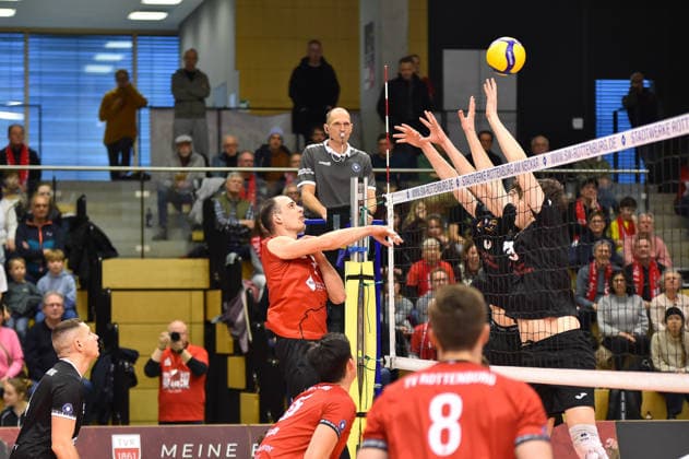 Moritz Rauber (TV Rottenburg, 02) hebt den Ball ueber den Block TV Rottenburg vs. VC Juniors Frankfurt, Volleyball, 2. Bundesliga Sued, 17. Spieltag, Spiel 5676, Saison 2025 2026, 01.02.2026, TV Rottenburg vs. VC Juniors Frankfurt, Volleyball, 2. Bundesliga Sued, 17. Spieltag, Spiel 5676, Saison 2025 2026, 01.02.2026 Rottenburg Copyright: xEibner-Pressefoto RalphxKunzex EP_RKE