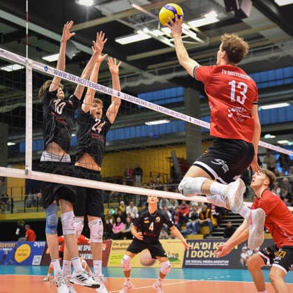 im Angriff: Luca Wahrlich (TV Rottenburg, 13) versucht einen Heber, im Block: Jakob Alexander Baerwinkel (VC Juniors Frankfurt, 10), Ben Thieltges (VC Juniors Frankfurt, 24) TV Rottenburg vs. VC Juniors Frankfurt, Volleyball, 2. Bundesliga Sued, 17. Spieltag, Spiel 5676, Saison 2025 2026, 01.02.2026, TV Rottenburg vs. VC Juniors Frankfurt, Volleyball, 2. Bundesliga Sued, 17. Spieltag, Spiel 5676, Saison 2025 2026, 01.02.2026 Rottenburg Copyright: xEibner-Pressefoto RalphxKunzex EP_RKE