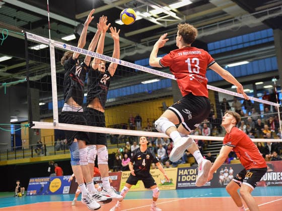 im Angriff: Luca Wahrlich (TV Rottenburg, 13) versucht einen Heber, im Block: Jakob Alexander Baerwinkel (VC Juniors Frankfurt, 10), Ben Thieltges (VC Juniors Frankfurt, 24) TV Rottenburg vs. VC Juniors Frankfurt, Volleyball, 2. Bundesliga Sued, 17. Spieltag, Spiel 5676, Saison 2025 2026, 01.02.2026, TV Rottenburg vs. VC Juniors Frankfurt, Volleyball, 2. Bundesliga Sued, 17. Spieltag, Spiel 5676, Saison 2025 2026, 01.02.2026 Rottenburg Copyright: xEibner-Pressefoto RalphxKunzex EP_RKE
