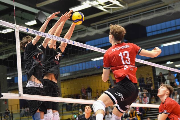 im Angriff: Luca Wahrlich (TV Rottenburg, 13) versucht einen Heber, im Block: Jakob Alexander Baerwinkel (VC Juniors Frankfurt, 10), Ben Thieltges (VC Juniors Frankfurt, 24) TV Rottenburg vs. VC Juniors Frankfurt, Volleyball, 2. Bundesliga Sued, 17. Spieltag, Spiel 5676, Saison 2025 2026, 01.02.2026, TV Rottenburg vs. VC Juniors Frankfurt, Volleyball, 2. Bundesliga Sued, 17. Spieltag, Spiel 5676, Saison 2025 2026, 01.02.2026 Rottenburg Copyright: xEibner-Pressefoto RalphxKunzex EP_RKE