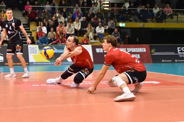 Moritz Rauber (TV Rottenburg, 02) in der Mitte, rechts Luca Wahrlich (TV Rottenburg, 13), links Jakob Elsaesser (TV Rottenburg, 04) TV Rottenburg vs. VC Juniors Frankfurt, Volleyball, 2. Bundesliga Sued, 17. Spieltag, Spiel 5676, Saison 2025 2026, 01.02.2026, TV Rottenburg vs. VC Juniors Frankfurt, Volleyball, 2. Bundesliga Sued, 17. Spieltag, Spiel 5676, Saison 2025 2026, 01.02.2026 Rottenburg Copyright: xEibner-Pressefoto RalphxKunzex EP_RKE