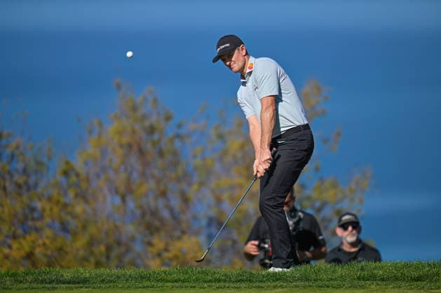 February 01, 2026: Justin Rose chips onto the green on the 4th hole during the final round of the Farmers Insurance Open on Torrey Pines South Course in San Diego, California. CSM San Diego USA - ZUMAc04_ 20260201_zma_c04_064 Copyright: xJustinxFinex