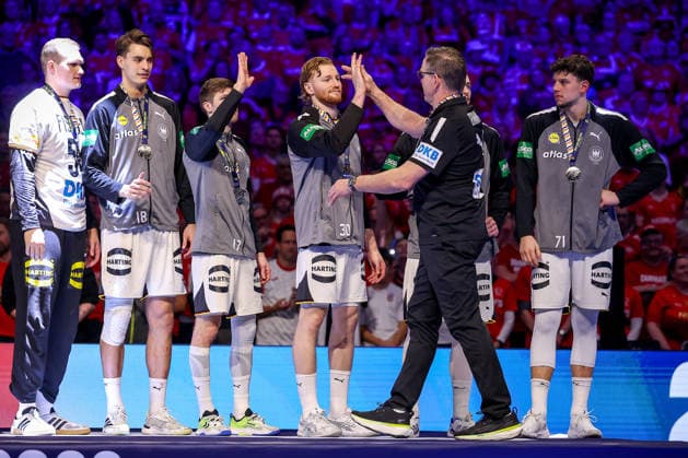 01.02.2026, Handball, Men s EHF EURO 2026, Deutschland - Dänemark, Jyske Bank Boxen in Herning, Final: Dänemark ist Europameister. Die deutsche Mannschaft wird zweiter (Silver Medallist) und feiert den zweiten Platz bei der Siegerehrung. David Späth (Germany 01) Miro Schluroff (Germany 05) Lukas Mertens (Germany 36) Tom Kiesler (Germany 30) klatscht sich mit Headcoach Alfred Gislason (Germany hc) ab neben Marko Grgic (Germany 71) Dänemark
