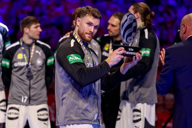 01.02.2026, Handball, Men s EHF EURO 2026, Deutschland - Dänemark, Jyske Bank Boxen in Herning, Final: Dänemark ist Europameister. Die deutsche Mannschaft wird zweiter (Silver Medallist) und feiert den zweiten Platz bei der Siegerehrung. Johannes Golla (Germany 04) mit der Trophy für den 2nd Place Dänemark