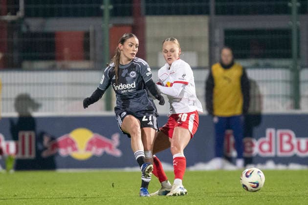 GER, Leipzig, Fußball, Google Pixel Frauen Bundesliga, 16. Spieltag, RB Leipzig vs. Eintracht Frankfurt im Bild v.l.: Ereleta Memeti (Eintracht Frankfurt 27), Victoria Krug (RB Leipzig 20), Zweikampf, 01.02.2025, RB Leipzig Training Akademie Cottaweg Leipzig DFB REGULATIONS PROHIBIT ANY USE OF PHOTOGRAPHS AS IMAGE SEQUENCES AND OR QUASI-VIDEO, Copyright: HMBxMedia PaulxFritz