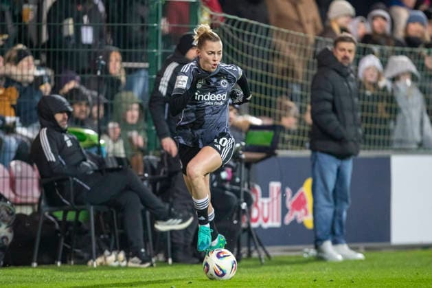 GER, Leipzig, Fußball, Google Pixel Frauen Bundesliga, 16. Spieltag, RB Leipzig vs. Eintracht Frankfurt im Bild v.l.: Laura Freigang (Eintracht Frankfurt 10), Aktion mit Ball, 01.02.2025, RB Leipzig Training Akademie Cottaweg Leipzig DFB REGULATIONS PROHIBIT ANY USE OF PHOTOGRAPHS AS IMAGE SEQUENCES AND OR QUASI-VIDEO, Copyright: HMBxMedia PaulxFritz