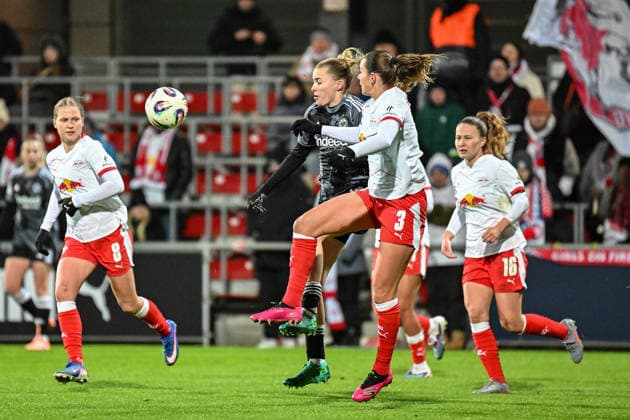 Fußball I Frauen I Saison 2025-2026 I Bundesliga I 16. Spieltag I RB Leipzig - Eintracht Frankfurt I 01.02.2026 Laura Freigang (10, Eintracht Frankfurt) im Zweikampf gegen Andrea Norheim (3, Rasenballsport Leipzig) Leipzig RB Trainingszentrum, Cottaweg 7 Sachsen Deutschland Copyright: xLobeca InesxHähnelx