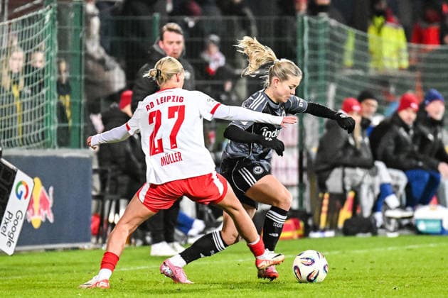 Fußball I Frauen I Saison 2025-2026 I Bundesliga I 16. Spieltag I RB Leipzig - Eintracht Frankfurt I 01.02.2026 Zweikampf Marlene Müller (27, Rasenballsport Leipzig) gegen Nadine Andrina Riesen (22, Eintracht Frankfurt) Leipzig RB Trainingszentrum, Cottaweg 7 Sachsen Deutschland Copyright: xLobeca InesxHähnelx